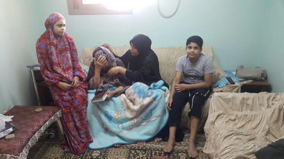 هاجر منصور حسن (الثانية من اليمين) التي يبدو أن السلطات استهدفتها للانتقام من النشاط الحقوقي لزوج ابنتها، سيّد الوداعي. في الصورة أيضا طفلا هاجر (13 و11 عاما) ووالدتها (90 عاما).