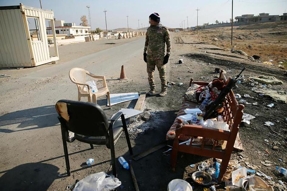 عنصر من قوات الأمن العراقية يقف عند نقطة تفتيش قرب حمام العليل إلى الجنوب من الموصل، العراق، ديسمبر/كانون الأول 2016.