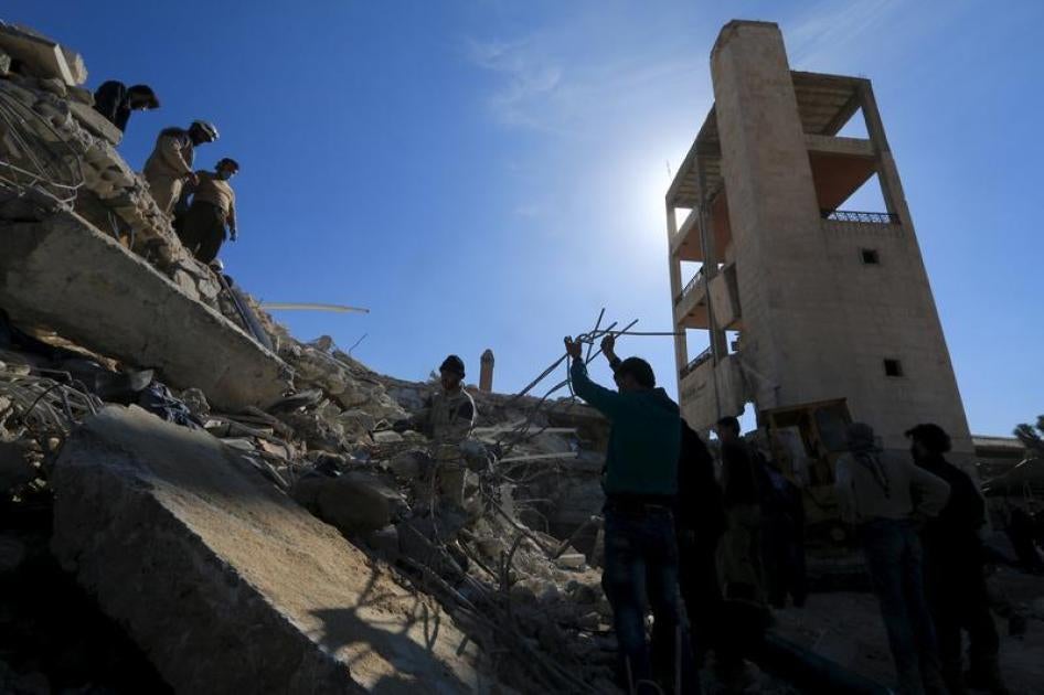 Des secouristes et résidents locaux parmi les décombres d'un hôpital soutenu par Médecins Sans Frontières à Marat Numan (province d'Idlib) en Syrie, suite à une frappe aérienne menée le 16 février 2016, qui a tué 25 personnes – des patients et membres du 