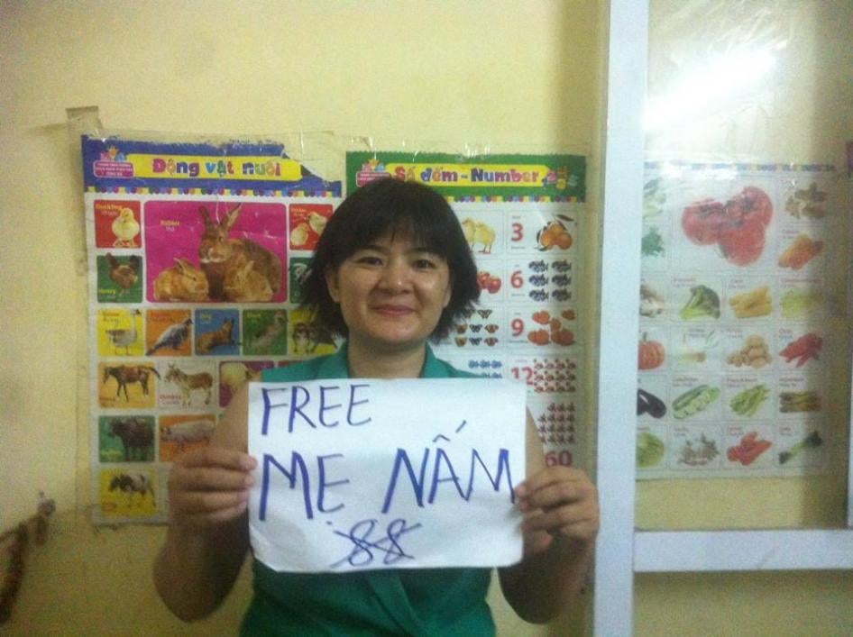 陈氏娥举牌抗议博主“蘑菇妈妈”被捕，2016年10月。