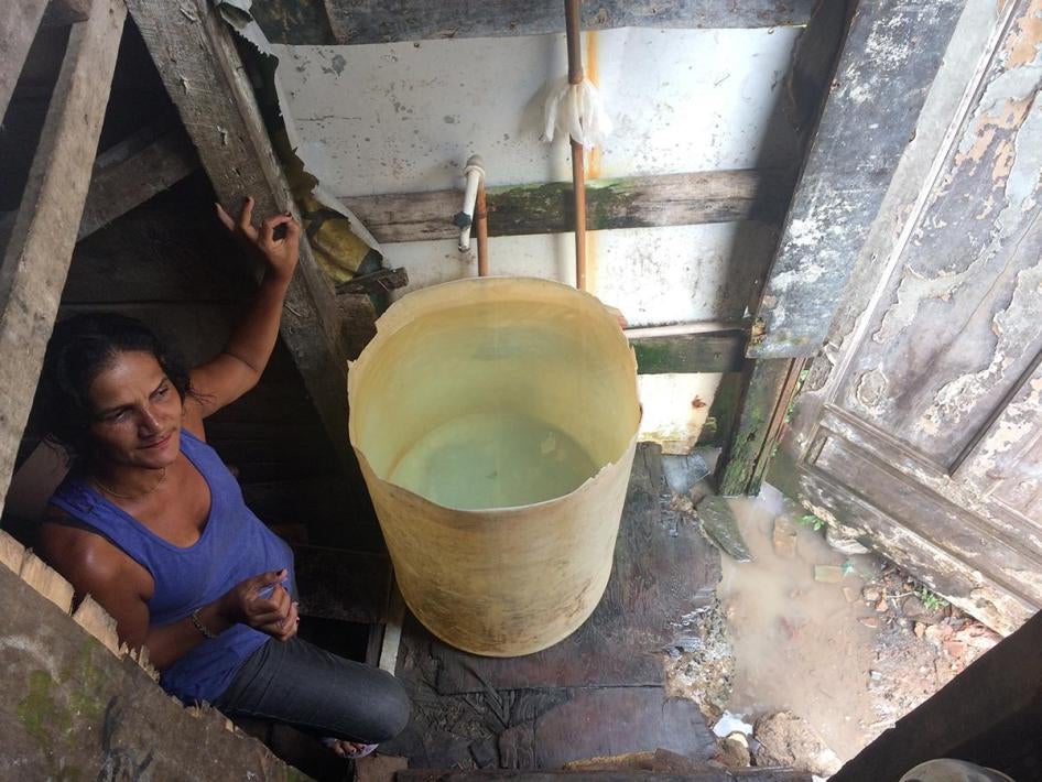 Lindasselva vive em um barraco de uma favela em Olinda, no estado de Pernambuco. Não há serviços de saneamento e ela tem acesso a água em uma única torneira. Os mosquitos podem se reproduzir e proliferar em água armazenada, caso ela não seja devidamente c
