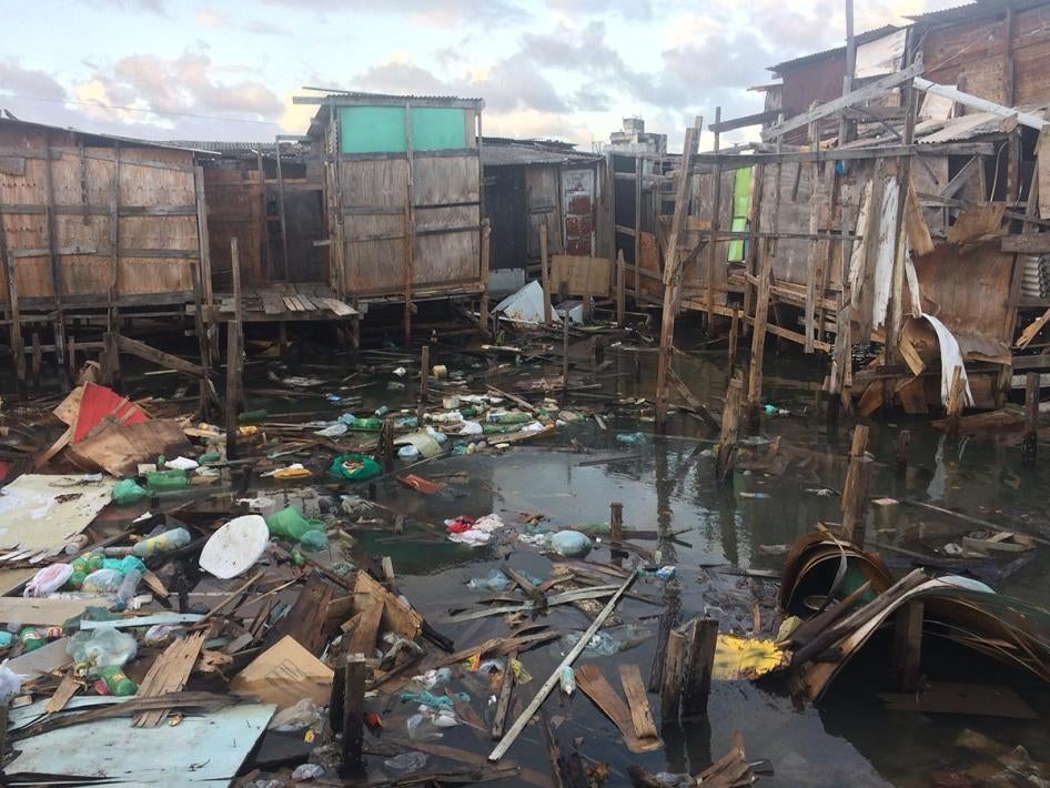 Esgoto e lixo são despejados diretamente no rio em uma favela no bairro dos Coelhos, Recife, estado de Pernambuco.