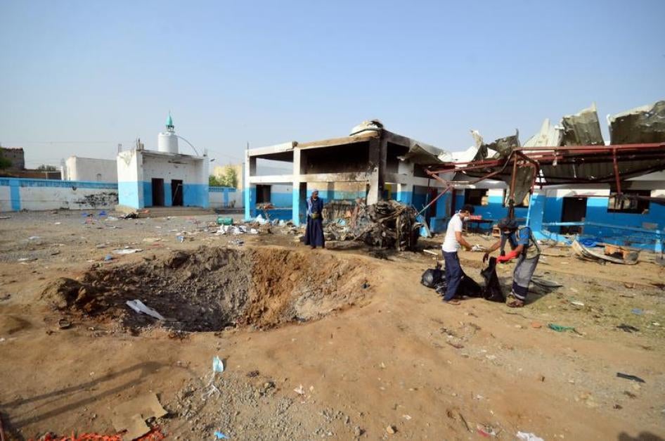 Trabajadores recogen restos humanos en el patio de un hospital administrado por Medecins Sans Frontieres en el distrito Abs de la gobernación de Hajjah, en Yemen, luego de que fuera alcanzado por un ataque aéreo de la coalición liderada por Arabia Saudita