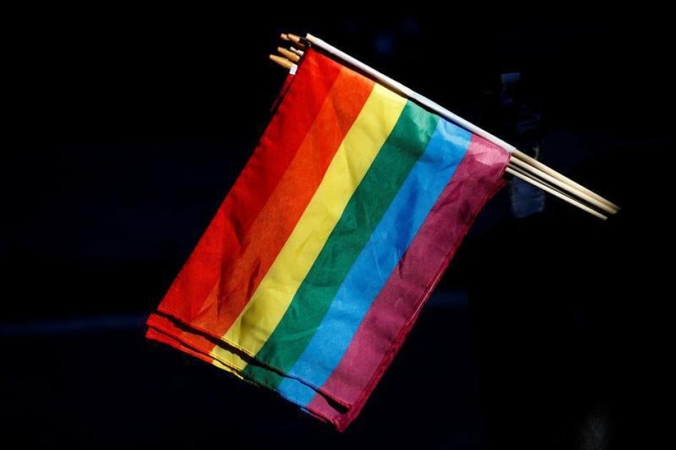 Des drapeaux aux couleurs de l'arc-en-ciel, symbolisant les droits des personnes LGBT.