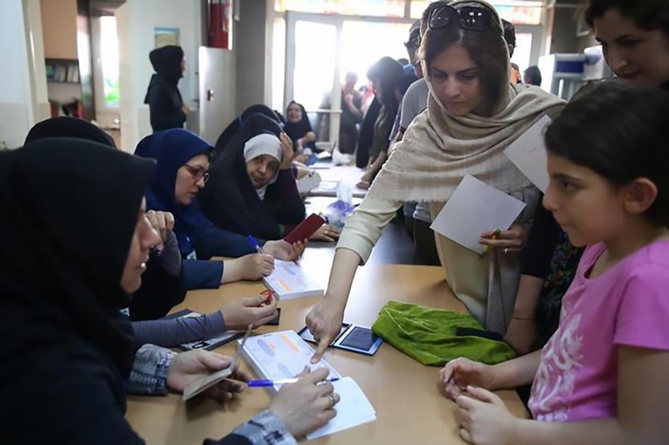 Des femmes iraniennes participent à l'élection présidentielle dans un bureau de vote du quartier juif et chrétien du centre de Téhéran, en Iran, le 19 mai 2017.