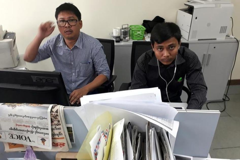 201712asia_burma_reutersIND Jurnalis Reuters Wa Lone (Kiri) dan Kyaw Soe Oo, yang berbasis di Burma, berpose di kantor Reuters di Rangoon, Burma pada 11 Desember 2017.