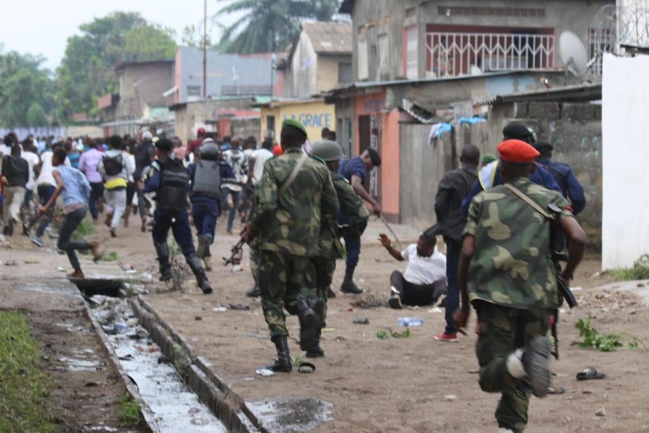 Des membres des forces de sécurité congolaises poursuivent des personnes qui participaient à une manifestation pacifique dans la capitale de la RD Congo, Kinshasa, le 31 décembre 2017.
