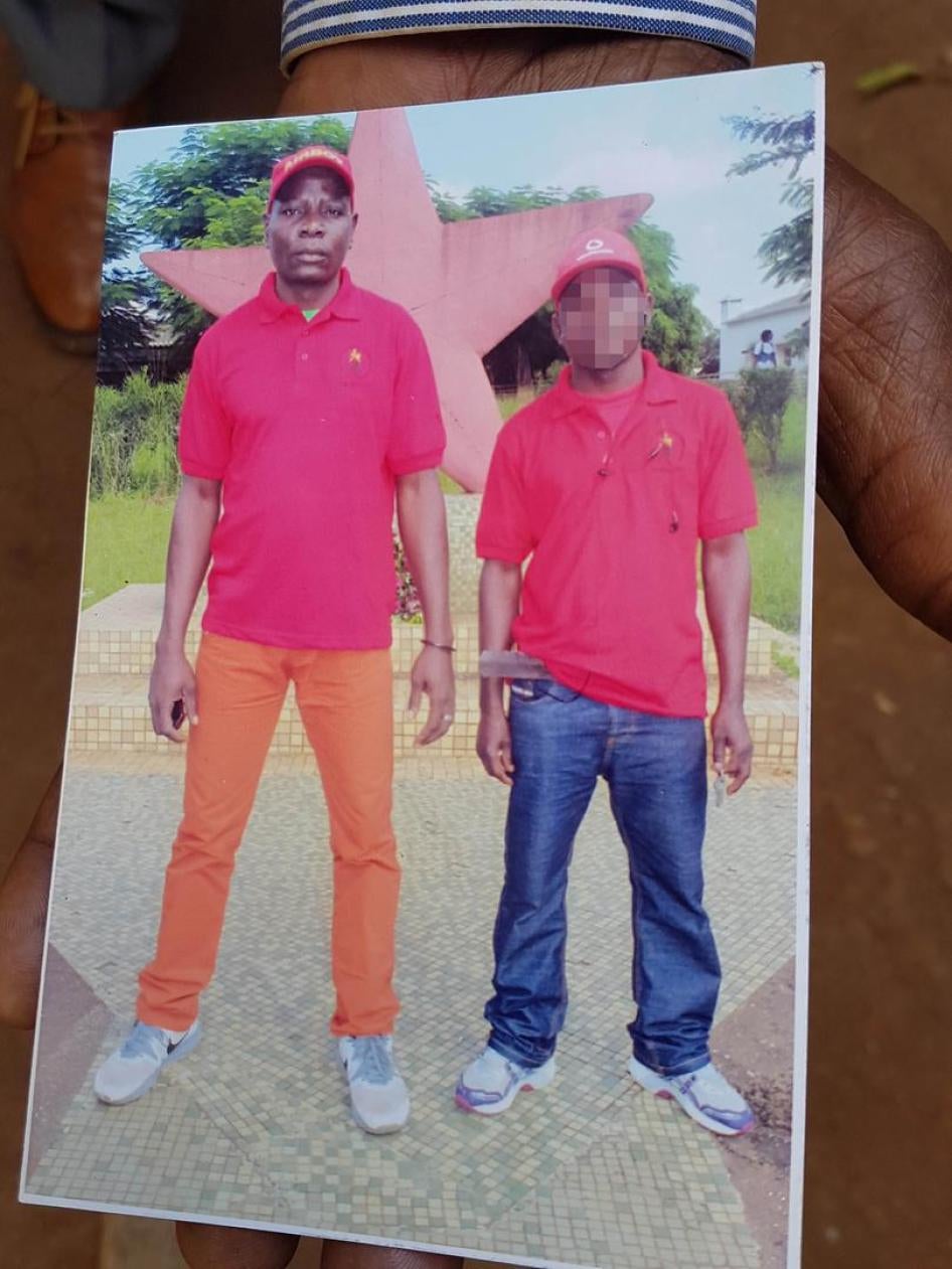 Uma foto de Manuel Fungulane (à esquerda), que foi detido por soldados perto do posto de controlo de Mapombwe na Gorongosa, em 13 de agosto de 2016, e que não foi visto ou ouvido desde então. 