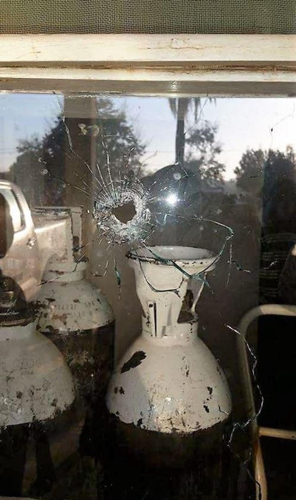 Buraco de bala na janela do Hospital Distrital de Morrumbala após a invasão dos homens da Renamo em 12 de agosto de 2016. 