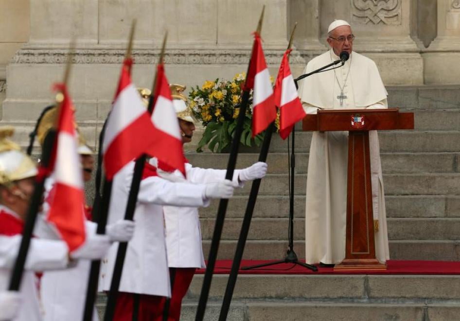 El Papa Francisco da un discurso en las afueras del palacio presidencial en Lima, Perú, el 19 de enero de 2018. 