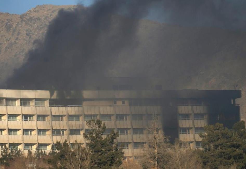 Asap timbul dari Hotel Intercontinental ketika serangan berlangsung di Kabul, Afghanistan, 21 Januari 2018. 