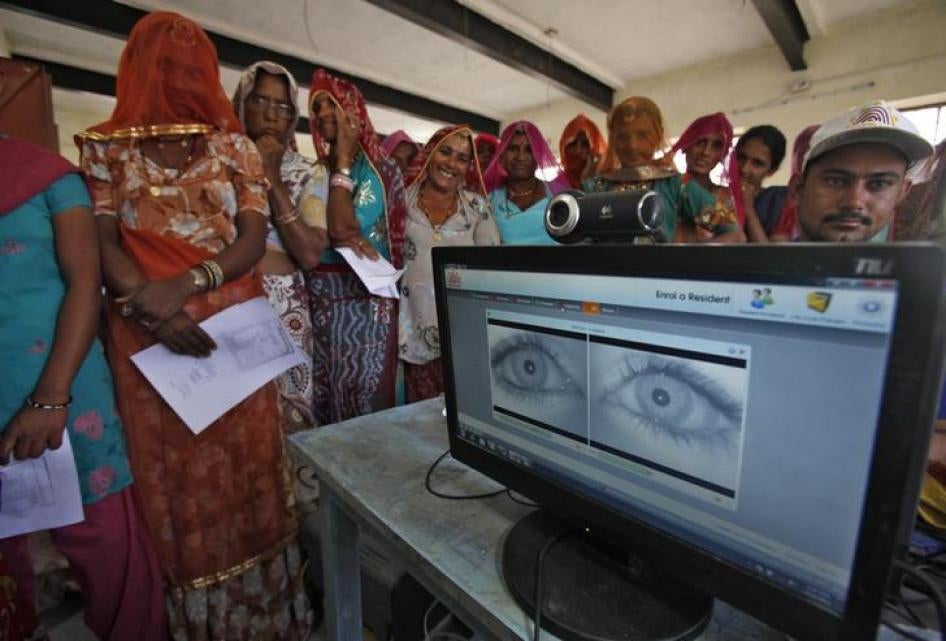 seorang warga desa menjalani proses pemindaian sidik jari untuk sistem basis data Unique Identification (UID) di sebuah pusat pendaftaran di distrik Merta, negara Bagian Rajasthan, India, 22 Februari 2013. 