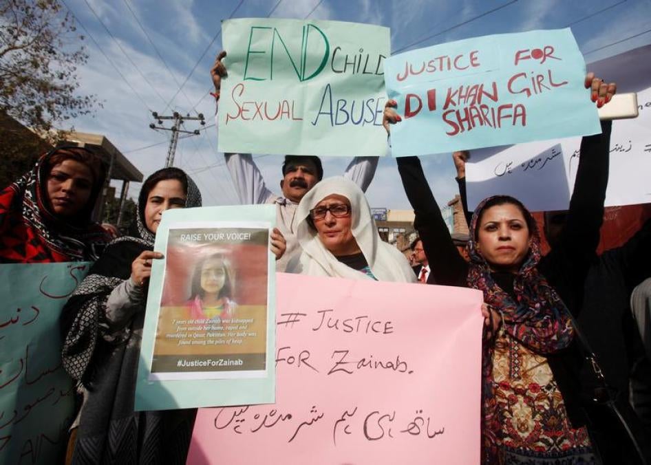 Pengunjuk rasa meneriakkan slogan dan membawa poster berisi kecaman atas pemerkosaan dan pembunuhan pada seorang gadis berusia 7 tahun Zainab Ansari di Kasur, dalam sebuah demonstrasi di Peshawar, Pakistan pada 11 Januari 2018.