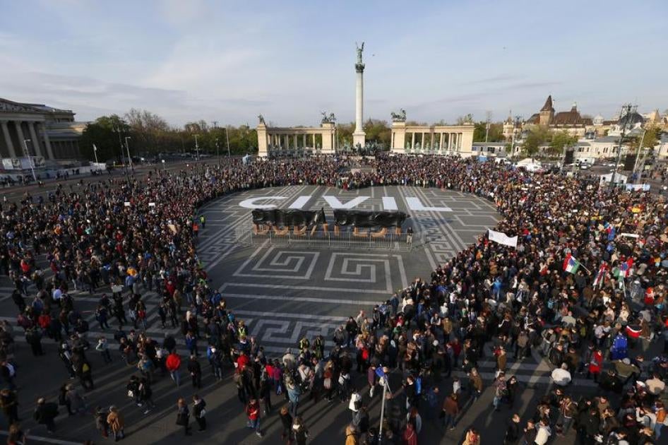 Manifestation sur la place des Héros à Budapest, en Hongrie, le 12 avril 2017, contre une nouvelle loi visant à affaiblir le fonctionnement de l'Université d'Europe centrale (Central European University, CEU) fondée par le financier et philanthrope améric