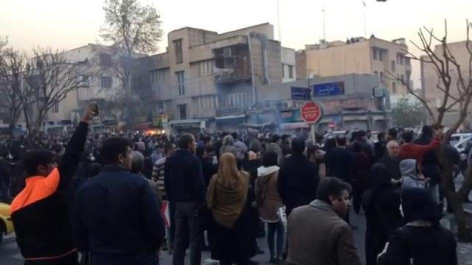 伊朗民众在首都德黑兰街头群聚抗议，2017年12月30日。 