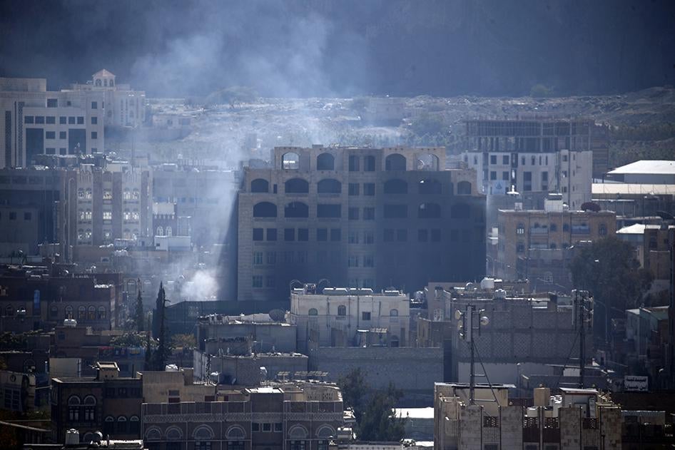 Smoke billows behind a building in the Yemeni capital Sanaa on December 3, 2017, during clashes between Houthi rebels and supporters of Yemeni ex-president Ali Abdullah Saleh. © 2017 Getty Images