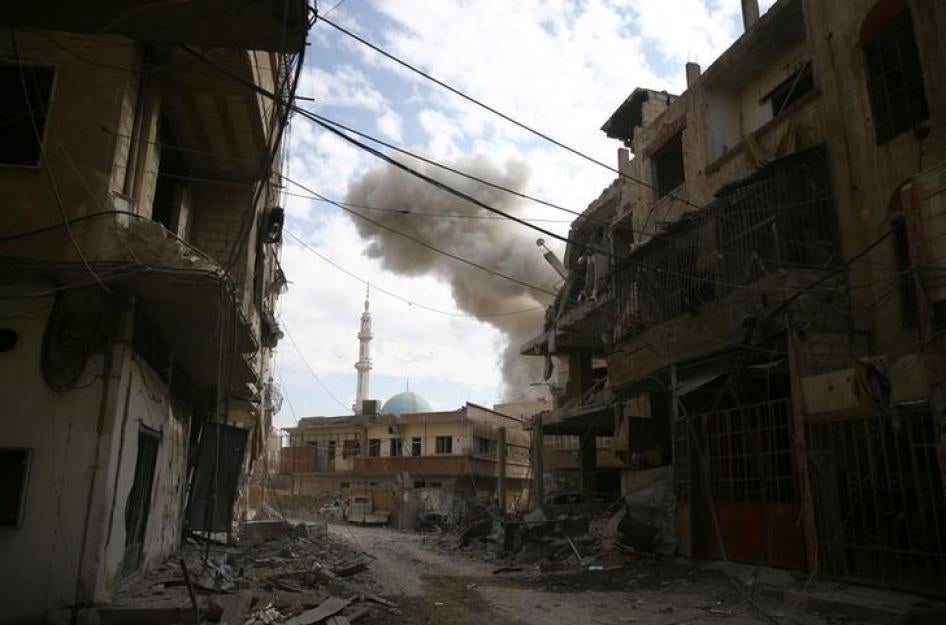 ​تصاعد الدخان من بلدة حمورية المحاصرة التي تسيطر عليها جماعات معارضة في الغوطة الشرقية قرب دمشق، سوريا، 21 فبراير/شباط 2018.