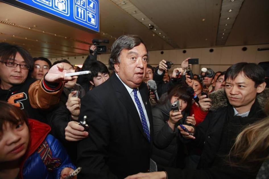 Former New Mexico Governor Bill Richardson (C) speaks to the media during a briefing upon his arrival from North Korea at Beijing Capital International airport, January 10, 2013.