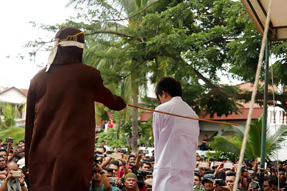 201801wr_indonesia_human_rights Dua laki-laki homoseksual dihukum cambuk 82 kali oleh Mahkamah Syariah di Banda Aceh, Indonesia pada 23 Mei 2017. Mereka melanggar Qanun Nomor 6, tahun 2014 Pasal 63, paragraf 1 mengenai Liwath. Aceh adalah satu-satunya pro
