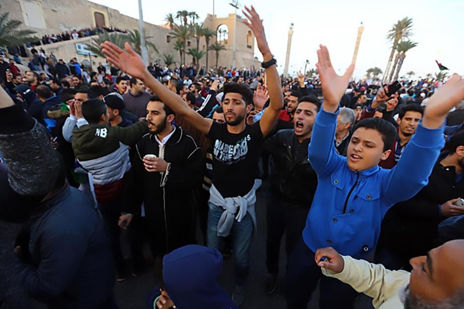 متظاهرون ضد وجود الميليشيات يتجمعون في ساحة الشهداء في العاصمة الليبية طرابلس، 17 مارس/آذار 2017.  © محمود تركية/أ ف ب/غيتي إميجيز