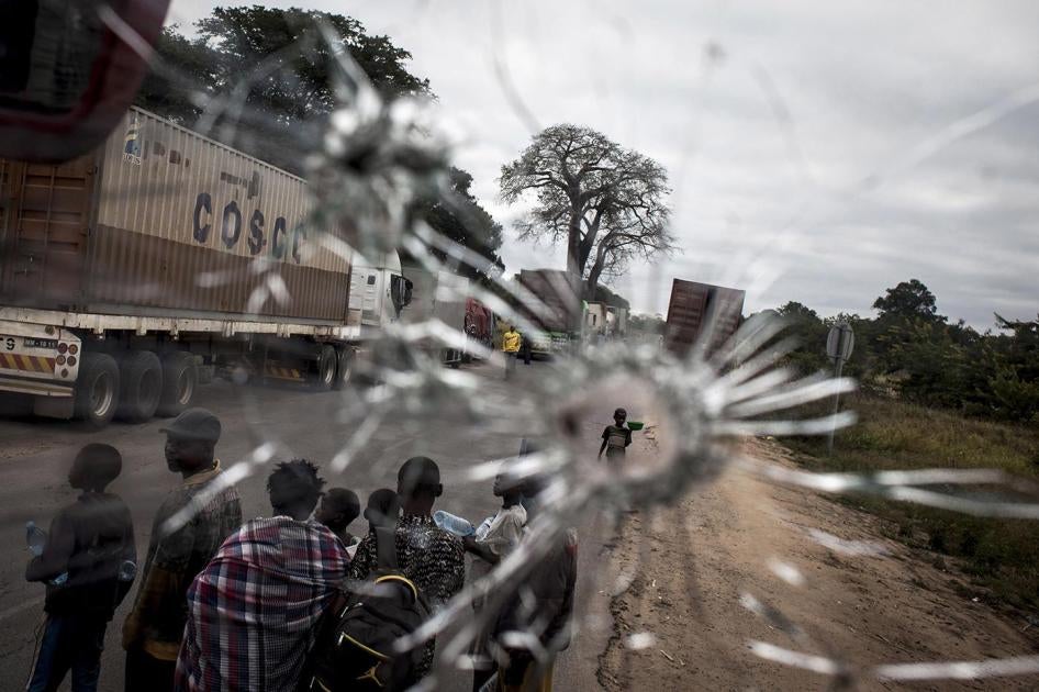 Buraco de bala no pára-brisa de um autocarro que combatentes da Renamo atacaram quando viajava na principal estrada norte-sul na região de Gorongosa, em maio de 2016. 