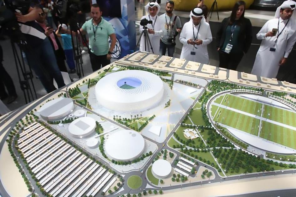 Une maquette du Stade Al Thumama, où se dérouleront certains matches de la Coupe du Monde 2022 au Qatar, exposée à l'aéroport international Hamad de Doha, le 24 août 2017.