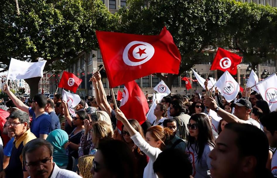 Manifestation de Tunisiens sur l'avenue Habib Bourguiba à Tunis, le 13 mai 2017, contre un projet de loi qui dans certains cas protégerait des individus accusés de corruption contre le rsique de poursuites judiciaires. 
