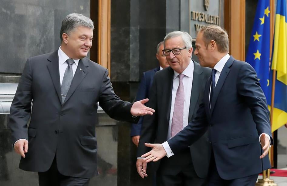 الرئيس الأوكراني بترو بوروشنكو، رئيس "المفوضية الأوروبية" جان كلود يونكر، ورئيس "المجلس الأوروبي" دونالد تاسك يصلون إلى مؤتمر صحفي مشترك تلا القمة الأوروبية-الأوكرانية في كييف، أوكرانيا، 13 يوليو/تموز 2017. 