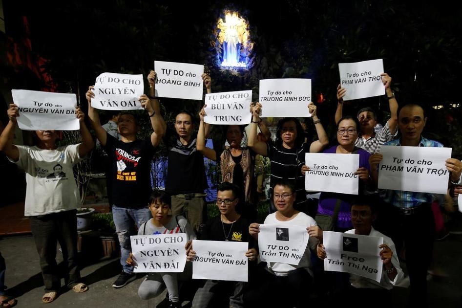 Pendukung memegang selebaran berisi nama para aktivis yang dipenjara di sebuah acara yang diadakan untuk menyerukan pembebasan mereka di Hanoi, Vietnam, 27 Agustus 2017. 