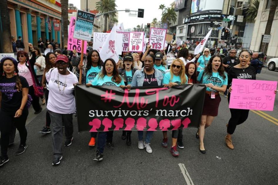 Pessoas participam de manifestação em homenagem a sobreviventes do assédio sexual em Hollywood, Los Angeles, Califórnia, EUA. 12 de novembro de 2017.