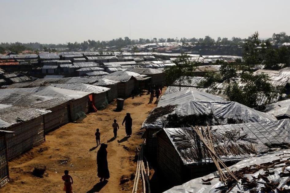 Pengungsi Rohingya berjalan di dalam kamp pengungsi Kutupalong dekat Cox's Bazar, Bangladesh 8 Januari 2018. 
