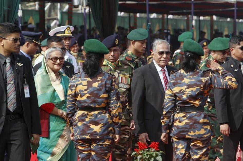 Presiden Bangladesh Abdul Hamid (ketiga dari kanan) dan Perdana Menteri Sheikh Hasina (kedua dari kiri) berjalan di dekat anggota tentara perempuan Bangladesh dalam parade nasional di Dhaka pada 16 Desember 2015