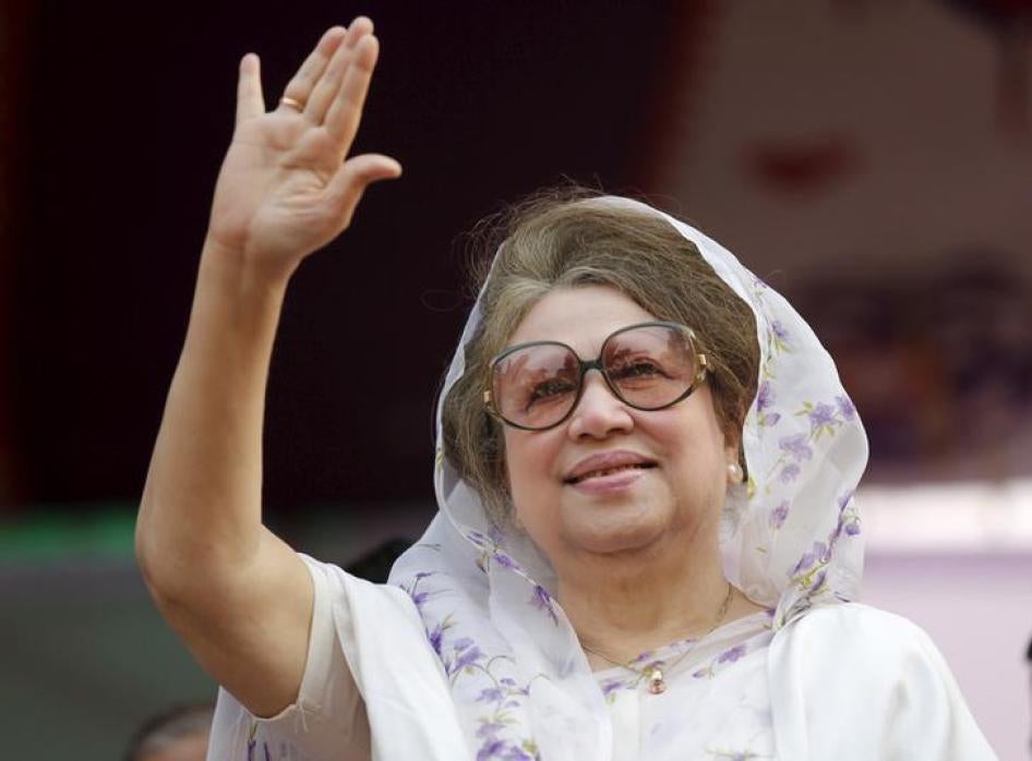 Bangladesh Nationalist Party (BNP) Chairperson Begum Khaleda Zia waves to activists as she arrives for a rally in Dhaka in this file picture taken January 20, 2014. A Bangladesh court issued an arrest warrant on March 30, 2016 for former prime minister an