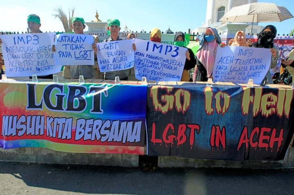 Sejumlah demonstran Muslim menggelar unjuk rasa anti-LGBT di luar masjid di ibukota Provinsi Banda Aceh, Provinsi Aceh, Indonesia pada 2 Februari 2018. 