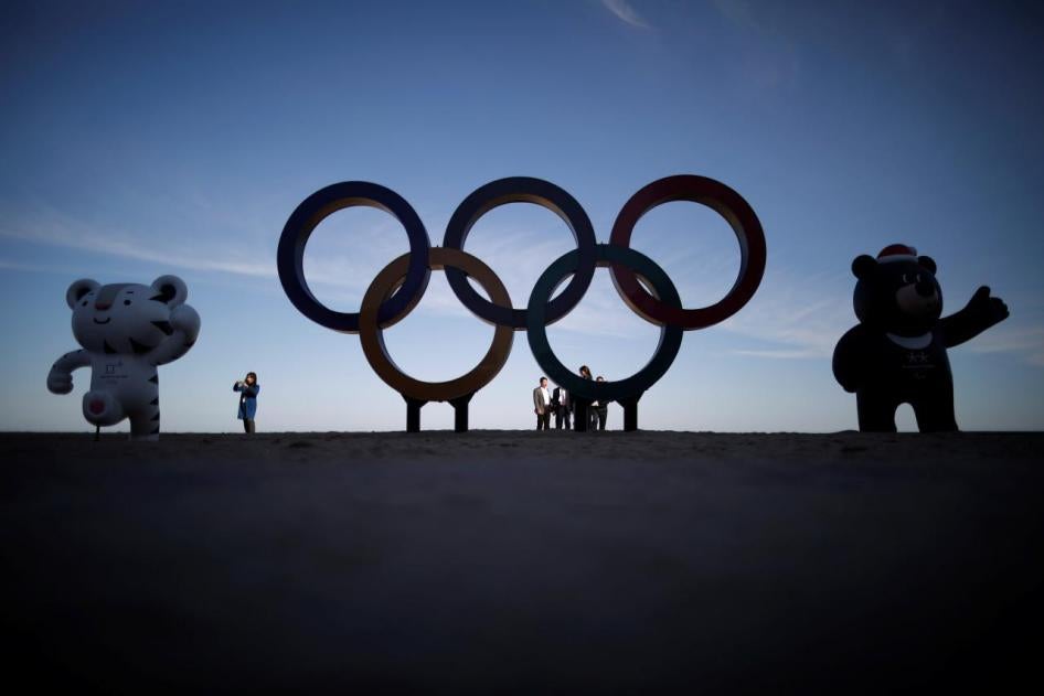 Les anneaux olympiques encadrés par les mascottes des JO d'hiver 2018 de PyeongChang, sur la plage de Gyeongpodae (Gangneung) en Corée du Sud, photographiés le 31 octobre 2017.