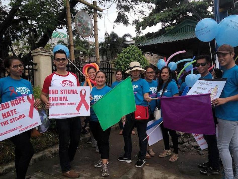 New UNAIDS country director Dr. Louie Ocampo (in red and white shirt) joins HIV advocates in the Philippines.