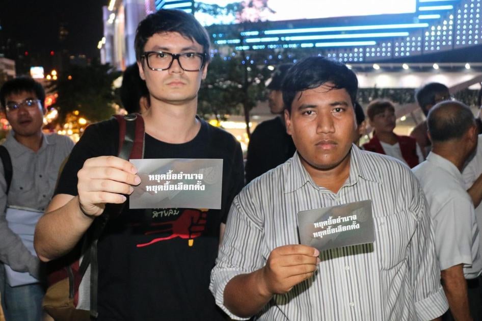 Aktivis pro-demokrasi menghadapi dakwaan penghasutan dan pertemuan ilegal karena turut serta dalam demonstrasi damai menentang pemerintahan militer di Thailand.