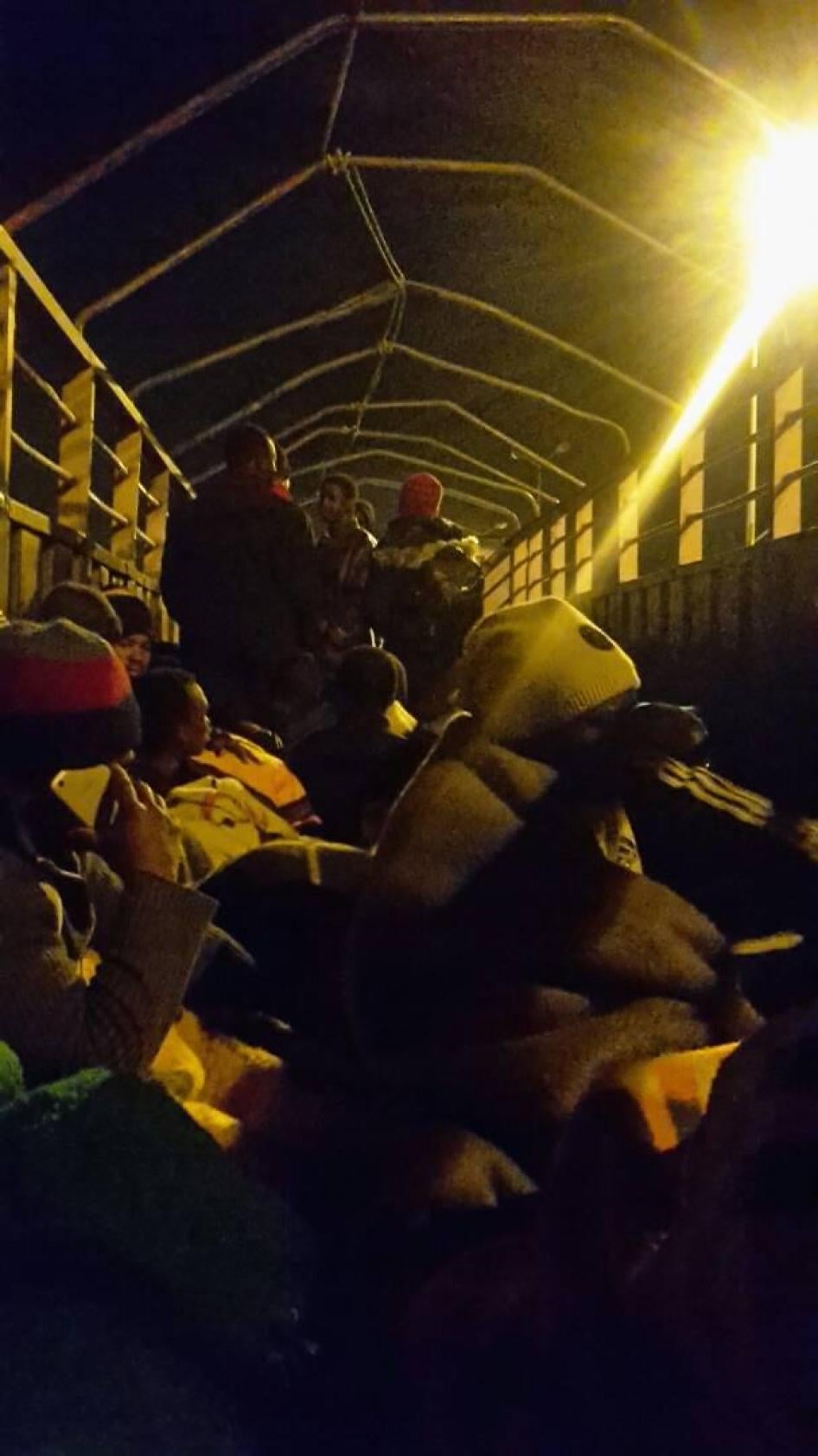 Un groupe de migrants entassés dans un camion quittant le camp de Tamanrasset, en Algérie, le 13 février 2018.