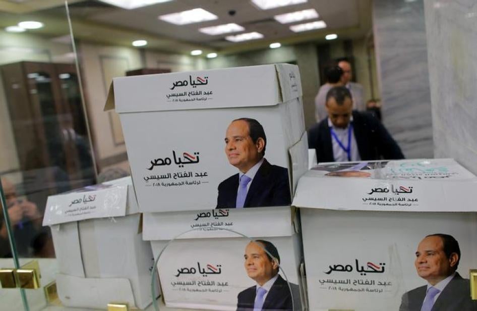 Para anggota kampanye Presiden Mesir Abdel Fattah al-Sisi menghitung sejumlah kotak berisi kertas pencalonan presiden yang baru di Otoritas Pemilihan Nasional, yang bertugas mengawasi pemilihan presiden 2018 di Kairo, Mesir, 24 Januari 2018.