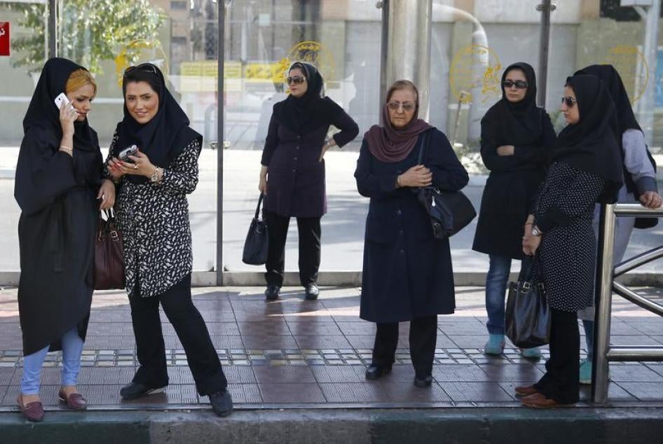 زنان در مرکز شهر تهران منتظر اتوبوس هستند،ایران،24 اگوست، 2015.