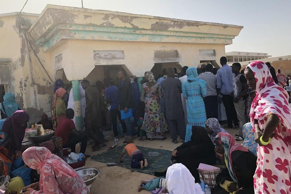 Des habitants font la queue devant un bureau de l'administration locale afin d’achever le processus d’enregistrement relatif à l’état civil. Nouakchott, octobre 2017. 