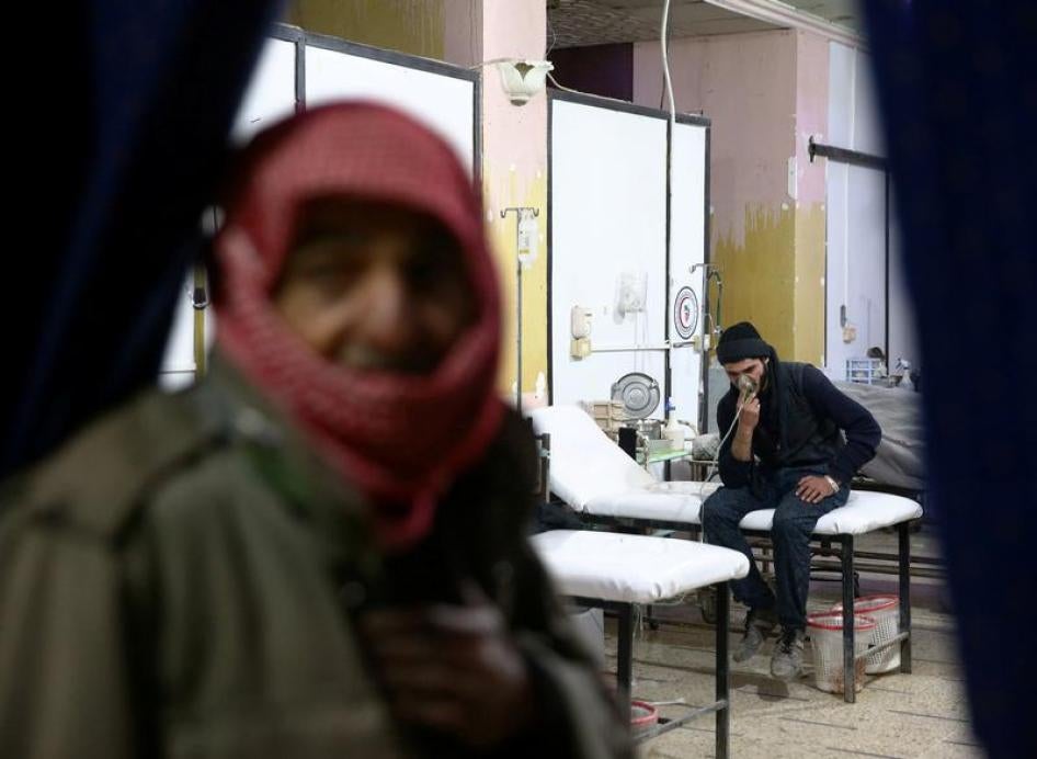 رجل يتنفس من خلال قناع أكسيجين في مركز طبي في دوما، الغوطة الشرقية قرب دمشق، سوريا، 22 يناير/كانون الثاني 2018.