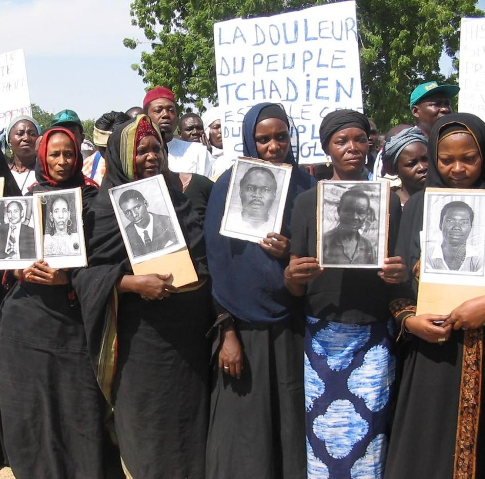 Des familles de victimes de l’ex-dictateur tchadien Hissène Habré manifestent à Ndjaména, en 2005.