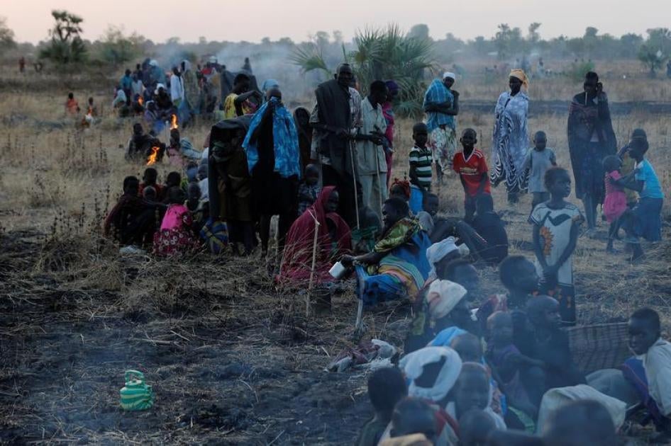 人们排队登记，等候领取联合国世界粮食计划署（WFP）发放食物，南苏丹里尔（Leer）县索约尔（Thonyor）村，2017年2月25日。
