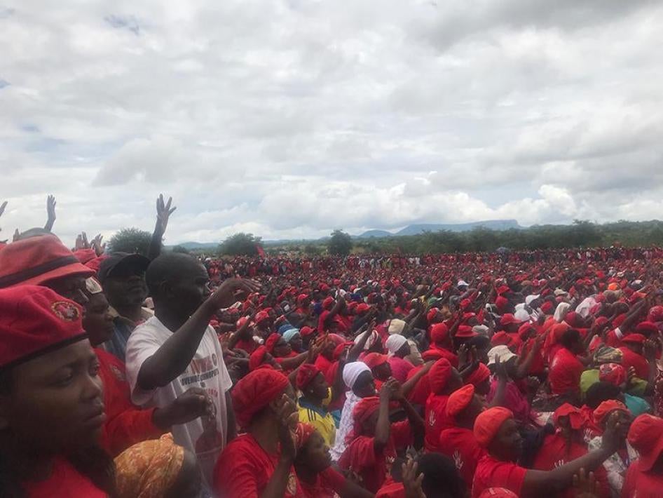 民众聚集在津巴布韦布海拉（Buhera）参加已故民主改革运动党领导人茨万吉拉伊（Morgan Tsvangirai）的丧礼，2018年2月20日。