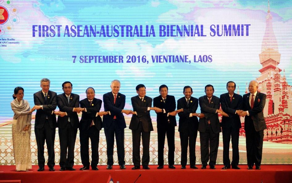 出席东盟－澳大利亚双年峰会的东南亚各国领导人与澳大利亚总理特恩布尔合照，老挝永珍，2016年9月7日。