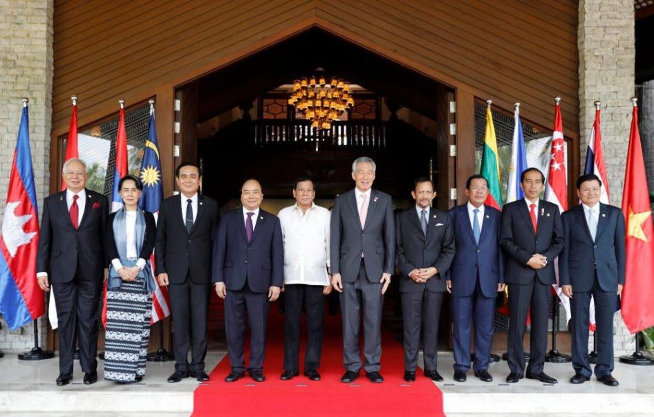 Para pemimpin negara-negara Asia Tenggara berpose dalam acara KTT ASEAN ke-30 di Manila, Filipina, 29 April 2017. 