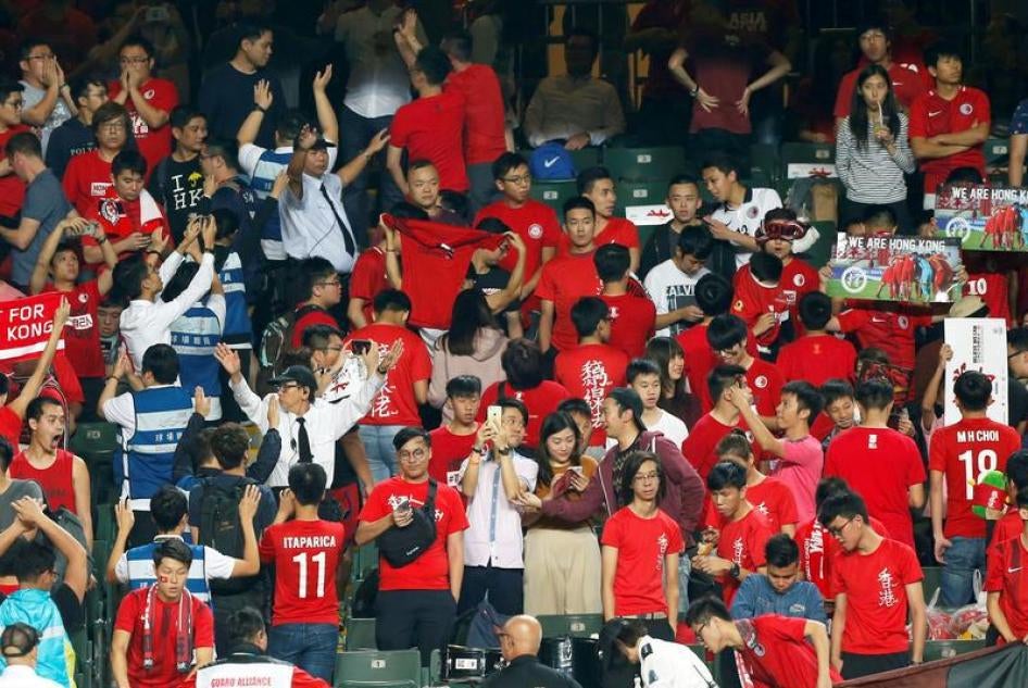 保安人员高举双手劝阻香港球迷在中国国歌演奏中发出嘘声或背对球场，摄于亚洲杯预选赛香港对黎巴嫩赛事，中国香港，2017年11月14日。
