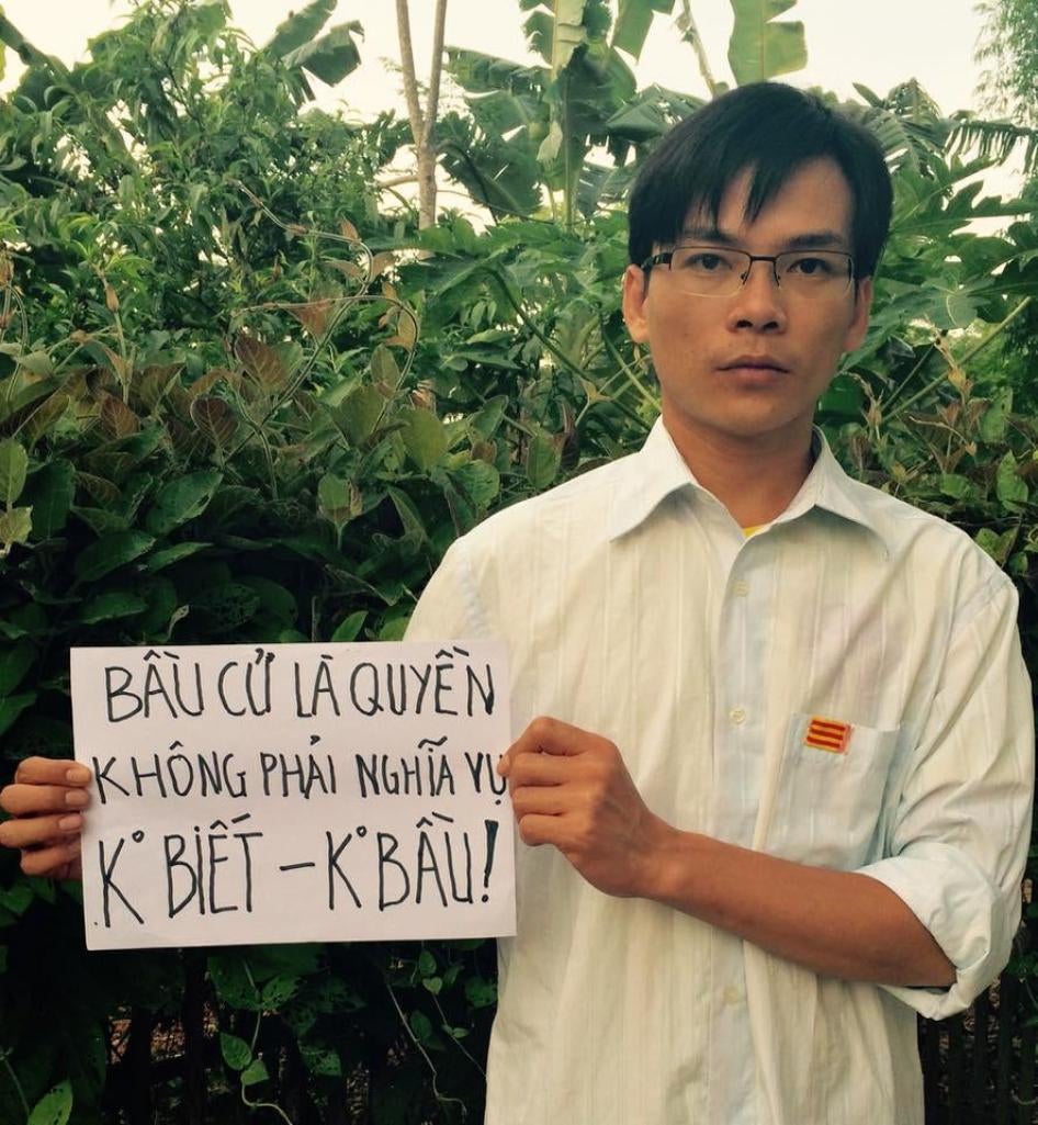 L'activiste vietnamien Nguyen Viet Dung tient une affiche résumant sa décision de ne pas voter lors des élections législatives de mai 2016 : « Voter est un droit, pas un devoir. Pas d’information [sur les candidats désignés par le parti] - Pas de vote ! »