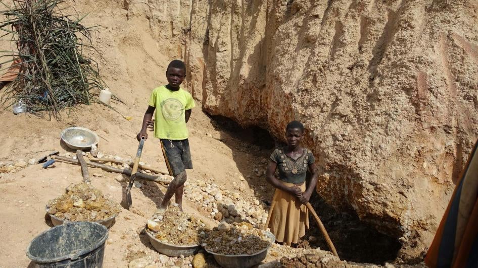 Ein Junge und ein Mädchen arbeiten in einer kleinen Mine im Distrikt Amansie West, Ghana. 